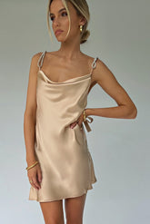 Mini-robe en satin brillant avec strass